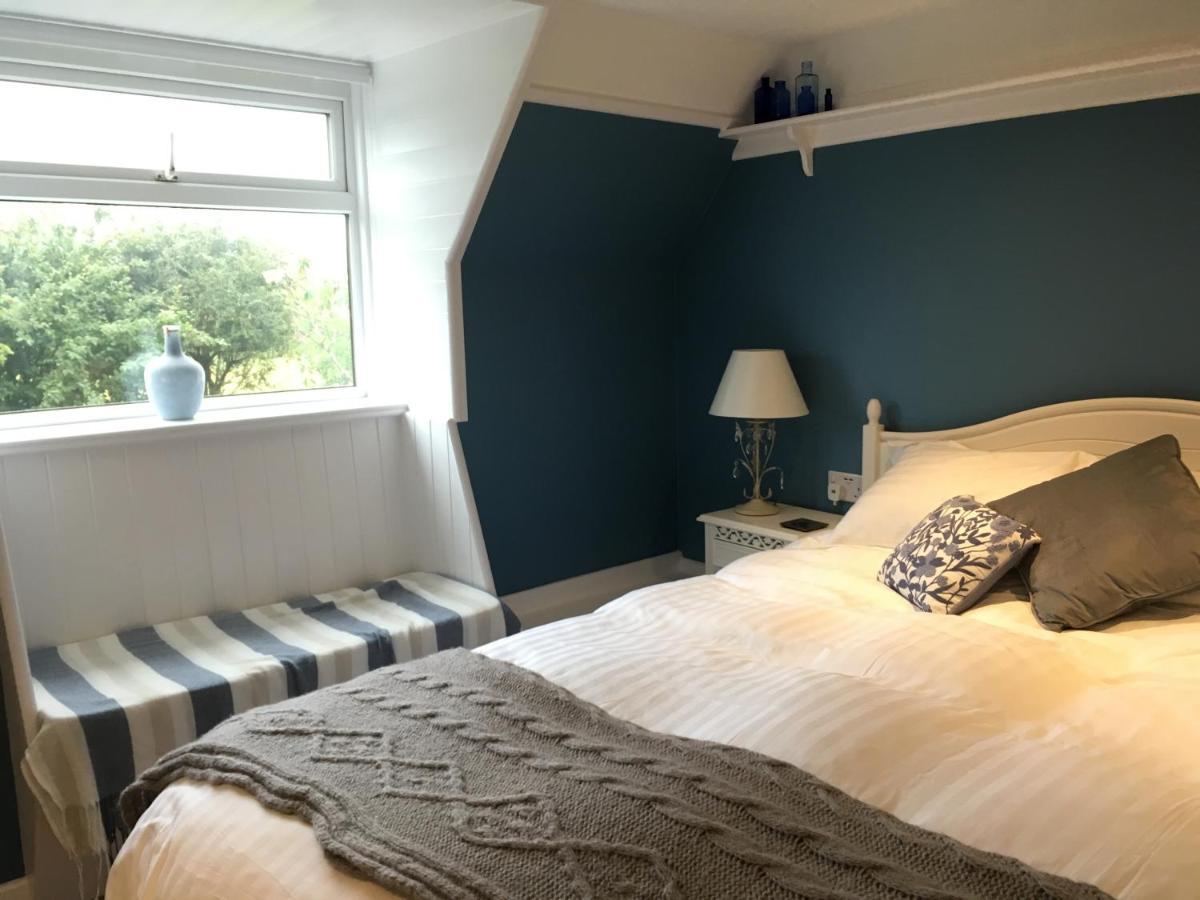 Higher Trenear Farm B&B Хелстон Номер фото