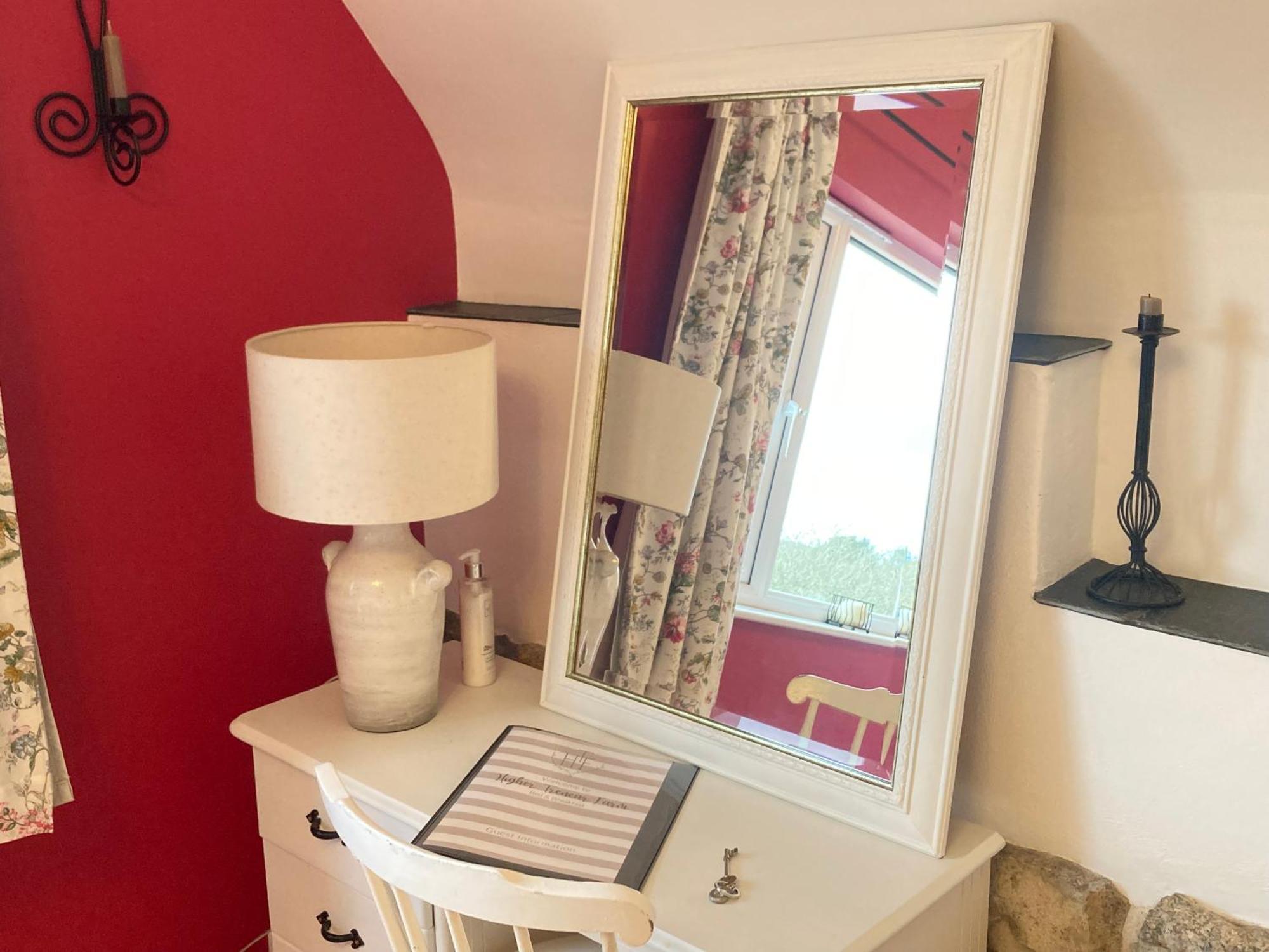 Higher Trenear Farm B&B Хелстон Номер фото